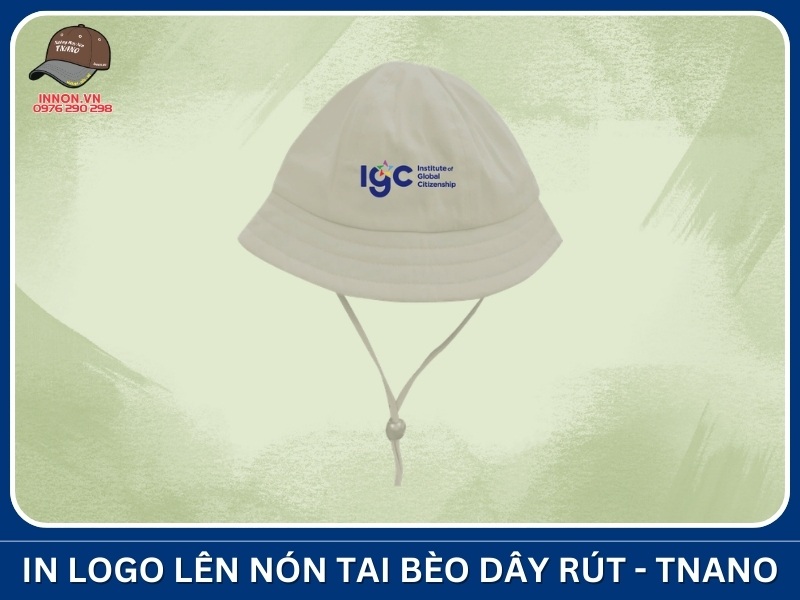 In logo lên nón tai bèo dây rút tại Xưởng In Nón TNANO