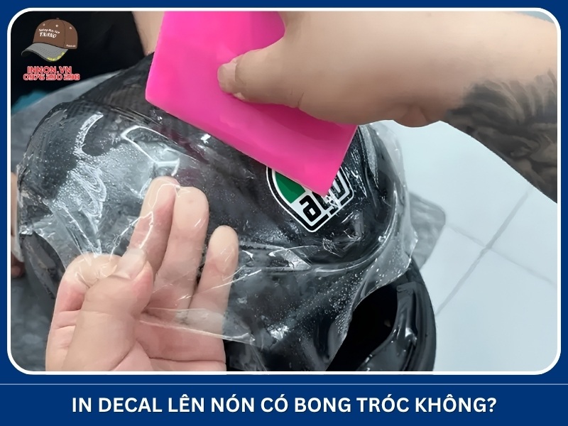 In decal lên nón có bong tróc không?